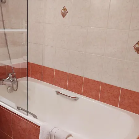 Cosy Aux Gets Avec Wi-fi Et Parking Prive - Fr-1-671-97 Apartment
